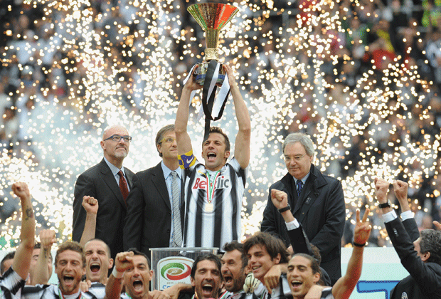 
                <strong>Alessandro Del Piero</strong><br>
                Alessandro del Piero holt mit Juventus Turin nicht weniger als neun Meistertitel (1995, 1997, 1998, 2002, 2003, 2005, 2006, 2012, 2013). Der 40-Jährige ist derzeit immer noch in Indien unterwegs.
              