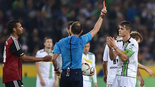 
                <strong>07.11.2015: Gladbach vs. Ingolstadt - Gelb-Rot</strong><br>
                In der abgelaufenen Bundesliga-Saison gab es aber noch zwei weitere Platzverweise. Im November 2015 sah er nach einem Foul an Alfredo Morales die Ampelkarte - Xhaka applaudierte hämisch. Er soll während des Spiels mehrfach von den Ingolstädtern provoziert worden sein. Den dritten Platzverweis gab es in Bremen ...
              