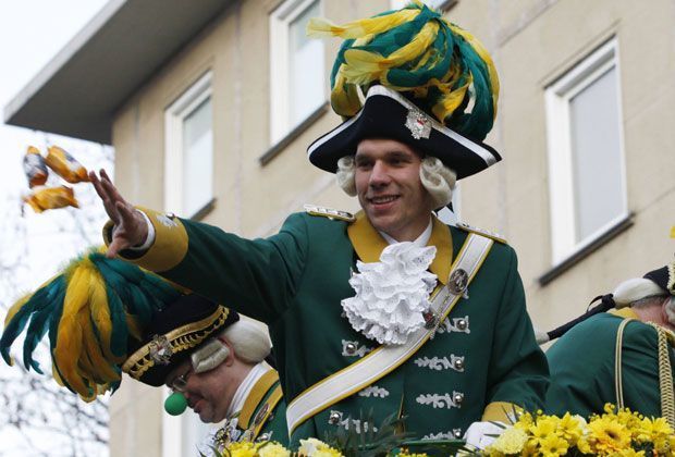 
                <strong>Alaaf, Aloha, Hellau - Fußballstars beim Karneval</strong><br>
                Natürlich ist es Köln-Liebling Lukas Podolski. Der Arsenal-Star lässt sich den Karneval in seiner Heimatstadt selbstverständlich nicht entgehen.
              