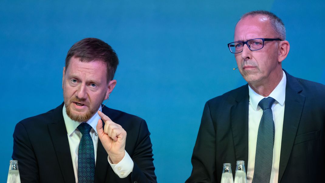 Michael Kretschmer (CDU, l), Ministerpräsident von Sachsen, und Jörg Urban (r.), Vorsitzender der AfD in Sachsen, stehen beim Wahlforum der drei großen sächsischen Tageszeitungen zur Landtagswahl im Stromwerk im Kraftwerk Mitte auf dem Podium.&nbsp;