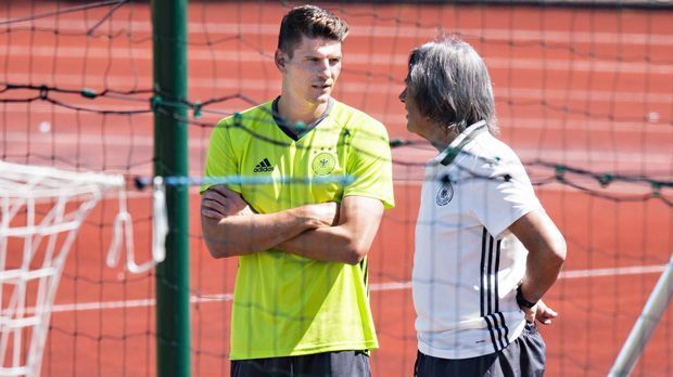 
                <strong>Mario Gomez</strong><br>
                Mario Gomez: Nach seiner Verhärtung in der Gesäßmuskulatur kann der Angreifer zwar auf einen Einsatz am Wochenende in der Bundesliga gegen Leipzig hoffen, aber Bundestrainer Joachim Löw musste Gomez zuletzt wegen seiner Verletzung absagen. Deshalb setzte Löw einmal mehr auf Mario Götze als "falschen" Neuner.
              