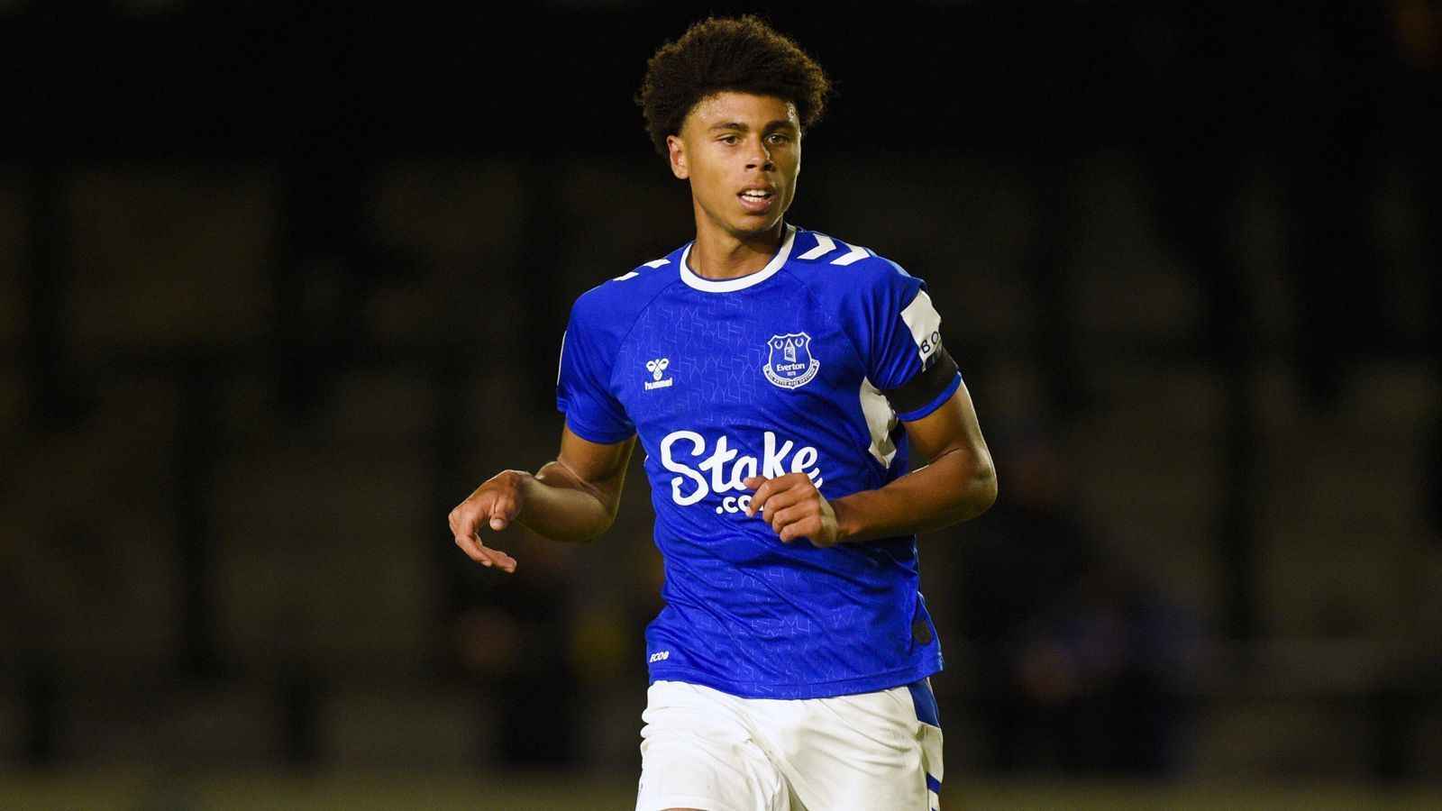 
                <strong>Reece Welch (FC Everton)</strong><br>
                &#x2022; Größe: 1,97 Meter<br>&#x2022; Alter: 19 Jahre<br>&#x2022; Position: Innenverteidiger<br>
              