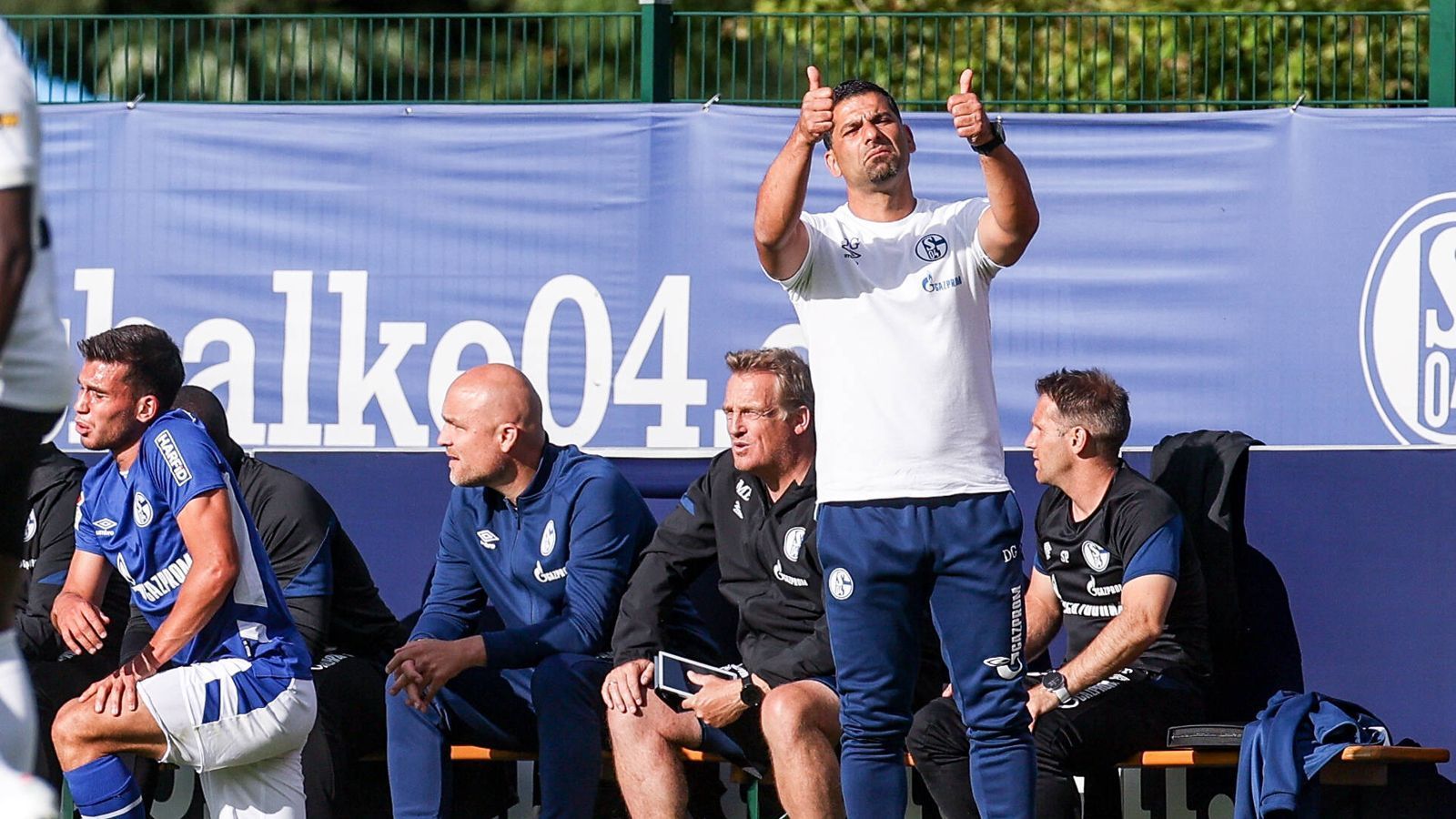 
                <strong>Führung</strong><br>
                Neu ist der Trainer nicht, Dimitrios Grammozis ist seit März der S04-Coach, konnte den Abstieg aber auch nicht verhindern. Peter Knäbel, seit Ende März Schalkes Sportvorstand, sprach nun vor der Saison in der "Sport Bild" von einem Urvertrauen zwischen den beiden. "Es gibt im deutschen Sport keine vergleichbare Situation zu unseren vergangenen Monaten. Zu dem, was wir gemeinsam durchstehen mussten. Allein die Nacht nach dem Abstieg. Da geht es nicht mehr um Zahlen oder Punkte. Da geht es um Unterstützung, um Haltung, um Stolz", sagte Knäbel: "Wenn man so etwas durchmacht, und wenn ich sehe, wie Dimitrios mit der Mannschaft nun auf dem Platz arbeitet, muss ich sagen: Mehr kann man in der Hinsicht nicht tun. Da brauche ich auch keine Garantien auszusprechen." Grammozis ist bei den Zielen zurückhaltend. "Wir wollen erst einmal ankommen, denn es ist für alle eine neue Erfahrung. Das Wichtigste ist, dass wir die Liga annehmen. Der Verein ist bereit. Wir wissen, dass es eine große Herausforderung wird", sagte er bei ran.de.
              