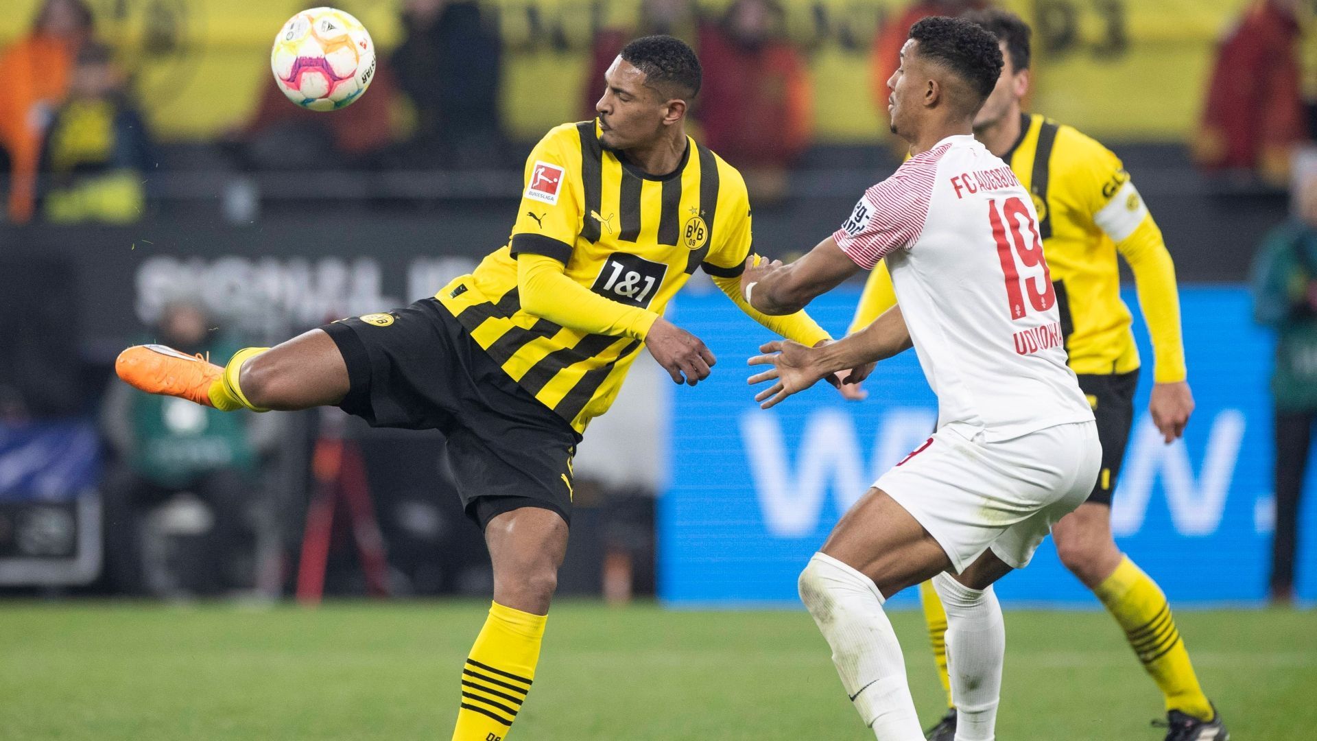 
                <strong>Gewinner: Sebastien Haller (Borussia Dortmund)</strong><br>
                Spielt nur 30 Minuten, ist aber wohl der glücklichste Mensch im Stadion nach dem 4:3-Spektakel gegen Augsburg. Feiert nach langer Auszeit wegen einer Hodenkrebs-Erkrankung sein Bundesliga-Debüt für den BVB und kann – auch ohne Tor – sofort überzeugen. Flink und geschmeidig am Ball im Strafraum und mit dem Blick für den besser postierten Mitspieler. Rundum ein gelungenes Debüt.
              