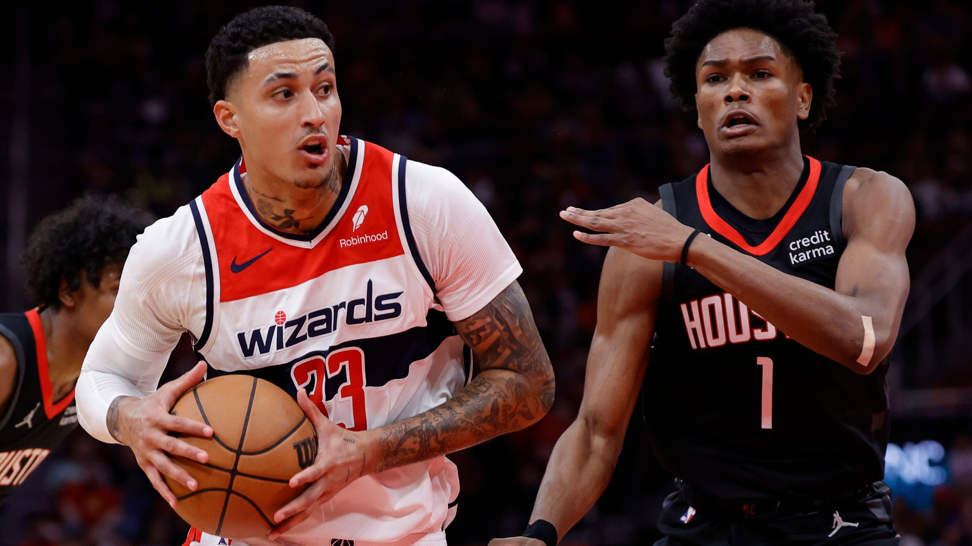 <strong>30. Washington Wizards (zuvor Rang 30, 11:55)</strong> Nur Memphis wirft den Dreier schlechter (34,8 Prozent), die Defensive ist die schlechteste der gesamten NBA. Dennoch gab es zuletzt durchaus positive Signale. Zum Beispiel der Sieg in Miami. Auch spannend: Aufgrund von Verletzungen spielte Kuzma zuletzt viel auf der 5 – und machte das gut.