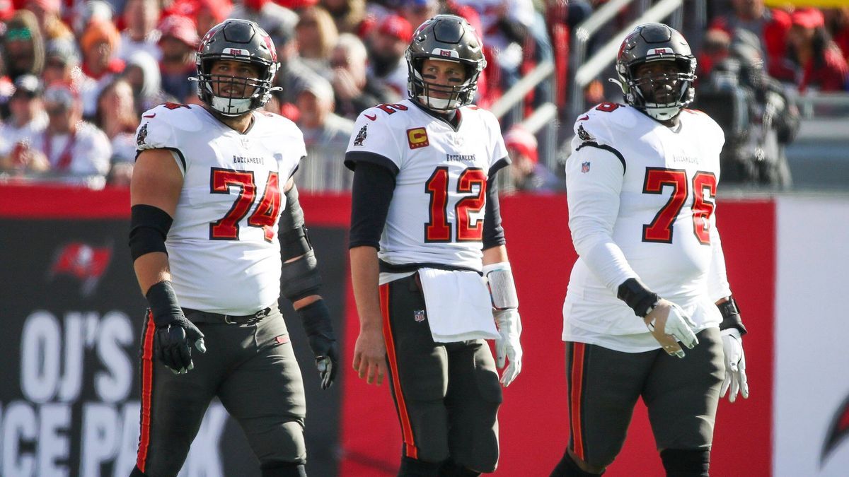 January 23, 2022, Tampa, Florida, USA: Tampa Bay Buccaneers quarterback Tom Brady (12), center, along with Buccaneers offensive guard Ali Marpet (74), left, and Buccaneers offensive tackle Donovan ...