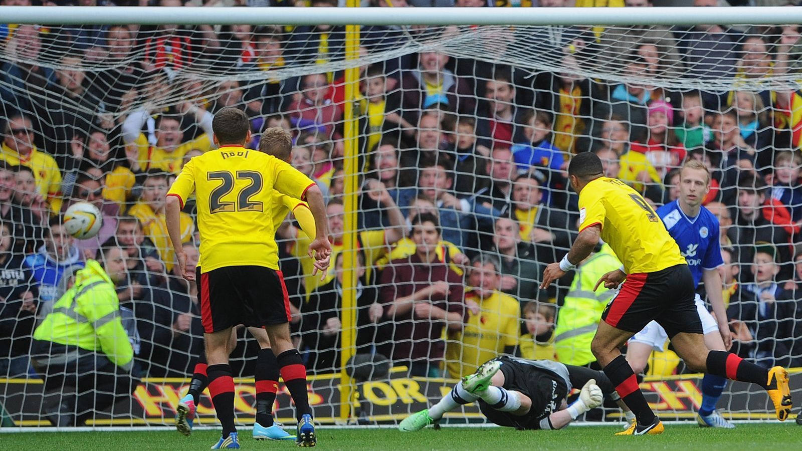 
                <strong>Troy Deeney (FC Watford)</strong><br>
                "Drama, Baby." Diese Überschrift haben sich die letzten Minuten des Halbfinal-Rückspiels der Aufstiegsplayoffs in die Premier League zwischen Watford und Leicester aus dem Jahr 2013 absolut verdient. Die Gastgeber führten zwar mit 2:1, doch aufgrund des Hinspiel-Sieges von Leicester (1:0) wären die "Hornets" wegen der Auswärtstor-Regel ausgeschieden. Als dann Leicester in den letzten Minuten sogar noch einen Elfmeter zugesprochen bekam, schien dies das Aus aller Aufstiegsträume von Watford zu bedeuten. Doch Torhüter Manuel Almunia hielt gegen Anthony Knockaert und im direkten Gegenzug erzielte Troy Deeney (Nr. 9) sieben Minuten nach Ende der regulären Spielzeit das 3:1 für die Mannschaft von Coach Gianfranco Zola. Danach kannte vor allem bei Deeney die Freude überhaupt keine Grenzen mehr, er riss sich das Trikot vom Leib und sprang auf die Tribüne, um mit den Fans zu feiern. Bitter: Trotz dieses Sieges reichte es letztlich für Watford nicht zum Aufstieg, im Endspiel der Playoffs verloren Deeney und Co. mit 0:1 nach Verlängerung gegen Crystal Palace.
              