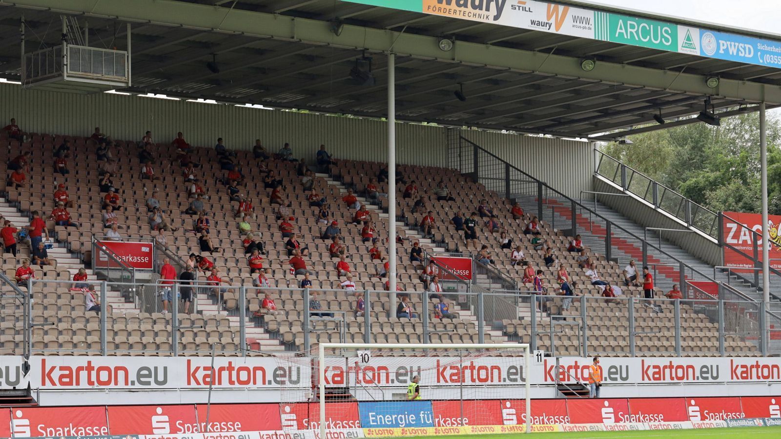 
                <strong>Energie Cottbus - SV Lichtenberg (Brandenburg)</strong><br>
                Beim ersten Cottbus-Heimspiel gegen Lichtenberg (1:2) waren 1.000 Fans zugelassen, gekommen sind laut Vereinsangaben aber ohnehin nur 783 Zuschauer ins Stadion der Freundschaft. Eigentlich hatten die Lausitzer gehofft, vor deutlich mehr Fans spielen zu dürfen, den Cottbus arbeitete schon einige Wochen vor dem Auftakt ein 40-seitiges Hygienekonzept zur Durchführung von Großveranstaltungen aus. Das damalige Ziel: Saisonstart vor 2.043 Zuschauern oder mehr. Daraus wurde letztlich nichts.
              