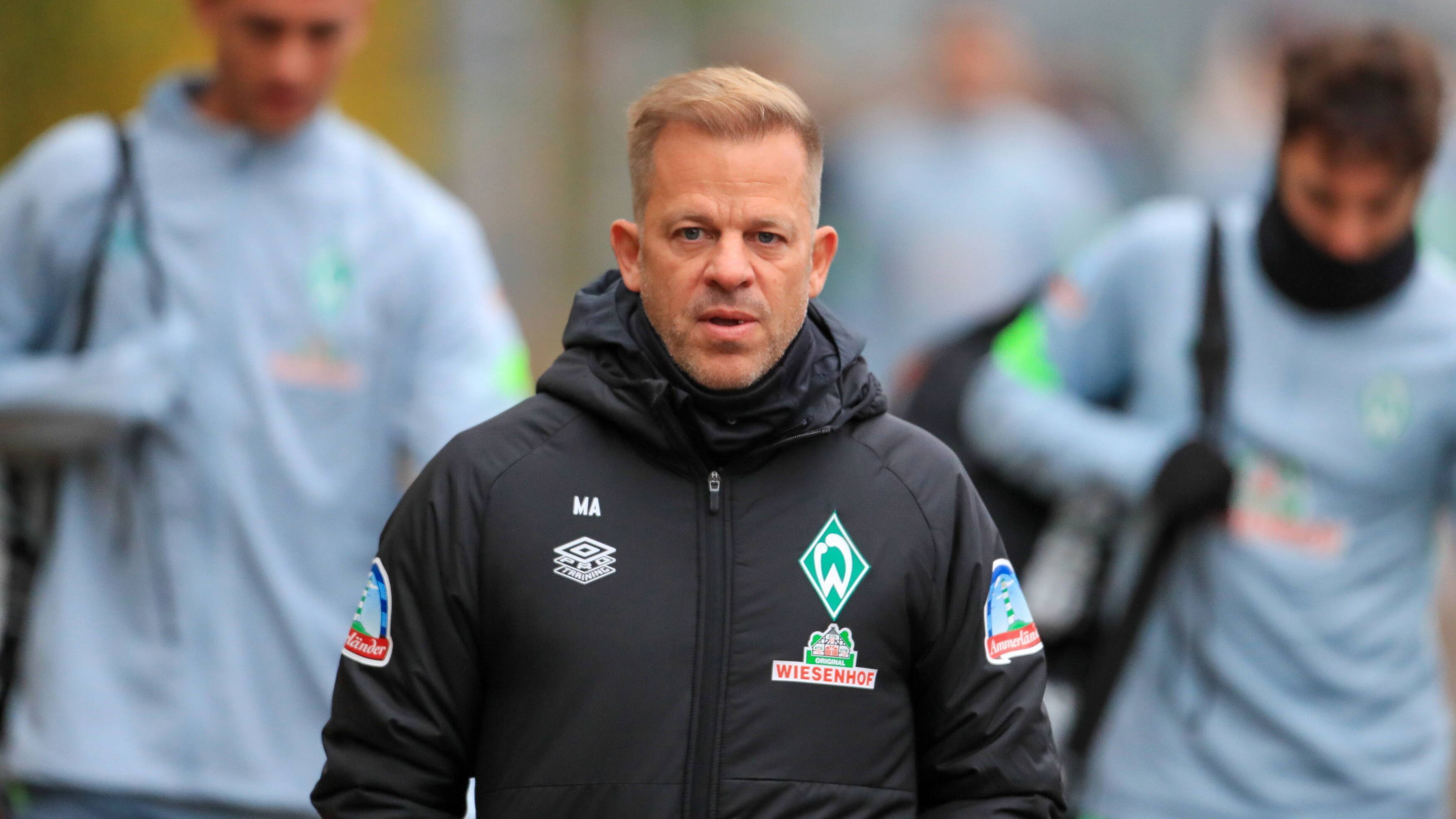 
                <strong>Flop: Impfchaos bei Markus Anfang und Werder Bremen</strong><br>
                Den Status des Chaos-Klubs nahm dafür der SV Werder Bremen ein. Oder besser gesagt: Das Trainerteam rund um Markus Anfang. Aus dem Nichts wurde der Vorwurf laut, Anfang habe seinen Impfpass fälschen lassen. Nach Untersuchung kam auch die Staatsanwaltschaft zum selben Entschluss. Auch gegen seinen damaligen Co-Trainer Florian Junge ermitteln die Behörden. Anfang trat wenige Stunden vor einem Ligaspiel zurück, seine Trainerkarriere scheint nach dem Vertrauensbruch gescheitert zu sein. 
              