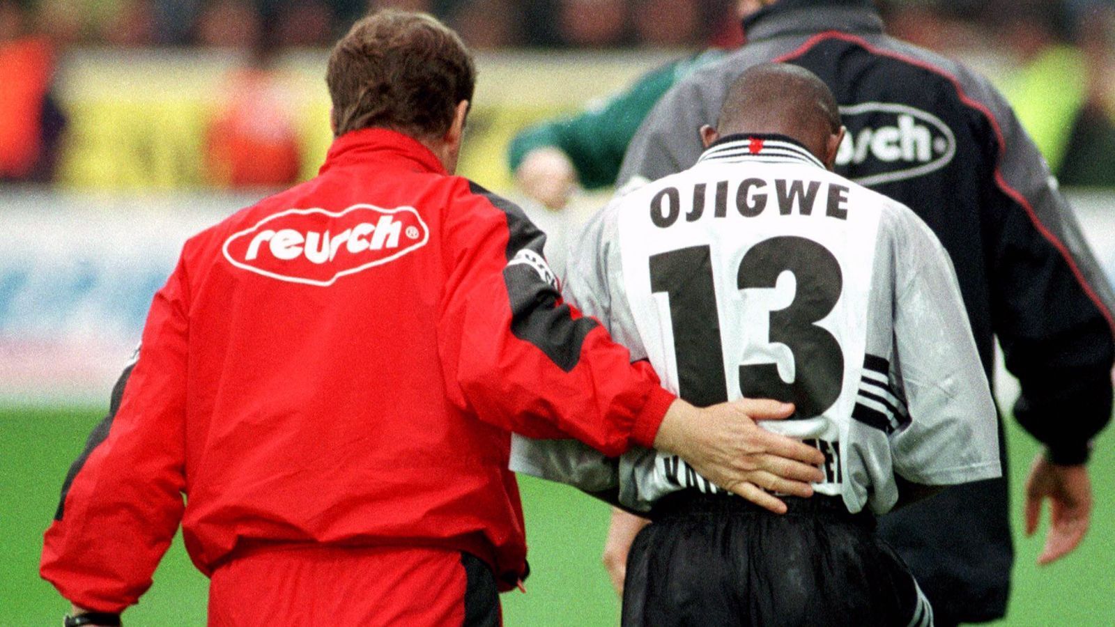 
                <strong>1. FC Kaiserslautern (1998)</strong><br>
                In einer andere Wechselfalle tappt Otto Rehhagel (li.). Er wechselt im Heimspiel des 1. FC Kaiserslautern gegen den VfL Bochum Pascal Ojigwe (re.) ein. Der Nigerianer ist der vierte Nicht-Europäer auf dem Platz.
              