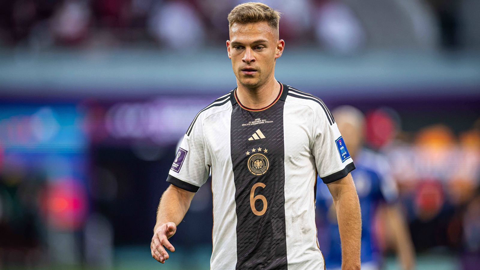 
                <strong>Joshua Kimmich</strong><br>
                Der Münchner lässt sich immer wieder tief fallen, um sich die Bälle in der eigenen Hälfte abzuholen und um danach ein ums andere Mal die deutsche Offensive mit anzukurbeln. In der 33. Minute mit einem tollen Pass aus dem Fußgelenk auf Raum, der zum Elfmeter führt. In der zweiten Halbzeit aber mit großen Problemen in der Rückwärtsbewegung. Kann die Löcher im deutschen Mittelfeld einfach nicht schließen. ran-Note: 4
              