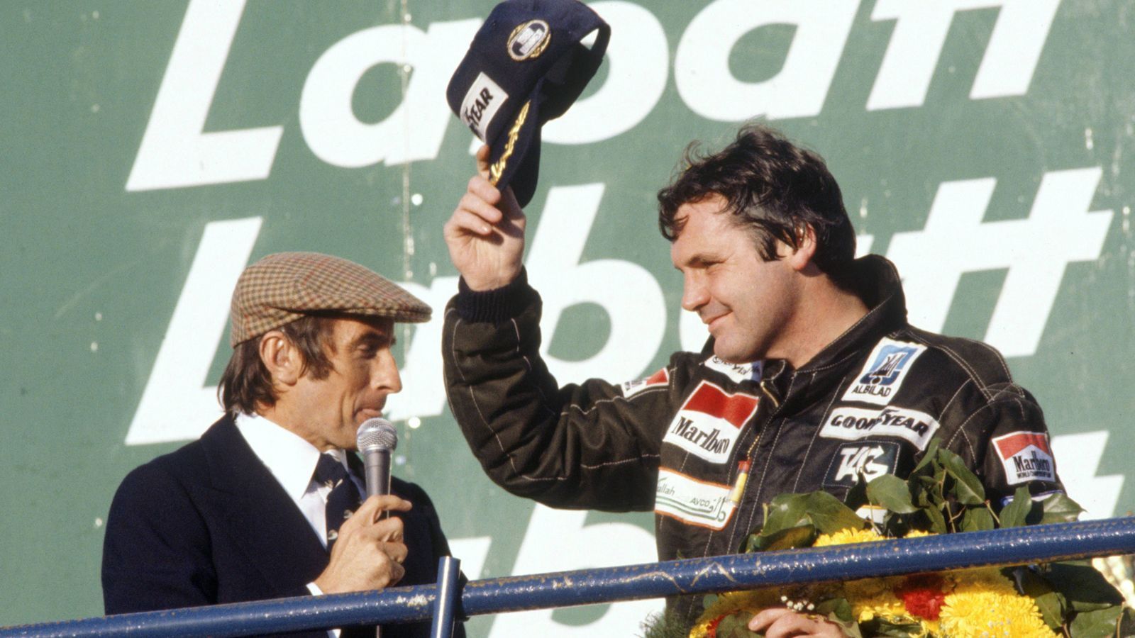 
                <strong>Erste Erfolge</strong><br>
                Erfolg stellte sich recht schnell ein. 1979 wurde dank Clay Regazzoni der erste Grand Prix gewonnen, es war der Durchbruch, denn sein Teamkollege Alan Jones gewann vier der verbliebenen sechs Rennen des Jahres, Williams wurde als Konstrukteur Gesamtzweiter. 1980 wurden dann sowohl das Team als auch Jones Weltmeister.
              