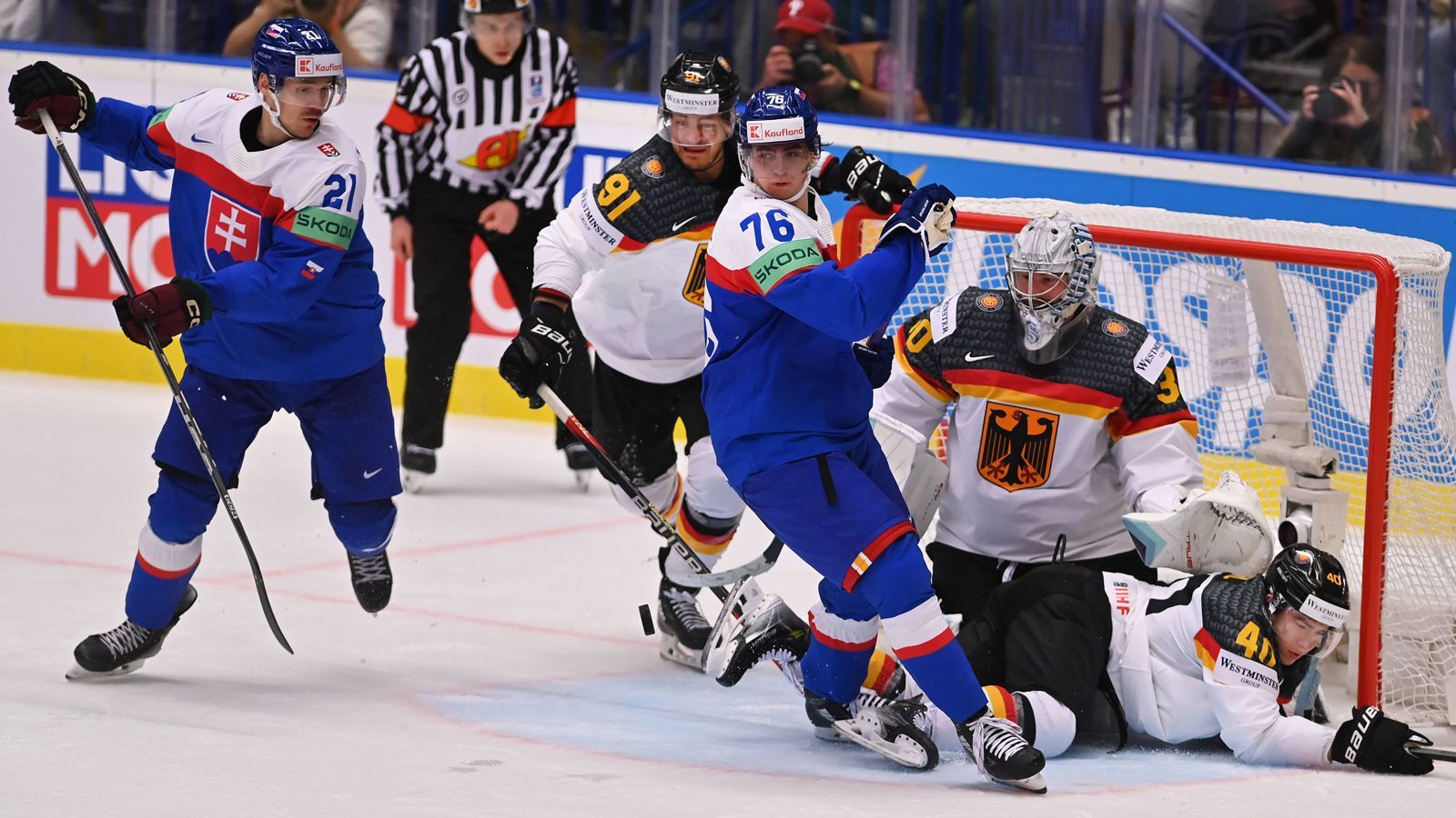 <strong>Penalty Killing</strong><br>In Unterzahl wirft sich das deutsche Team in jeden Schuss und bringt die Slowakei zwischenzeitlich an den Rand der Verzweiflung. Auch Supertalent Juraj Slafkovsky wird vom deutschen Team mit einem Mann weniger gut zugestellt. Am Ende übersteht das Team das Spiel ohne Gegentor mit einem Mann weniger. Stark!