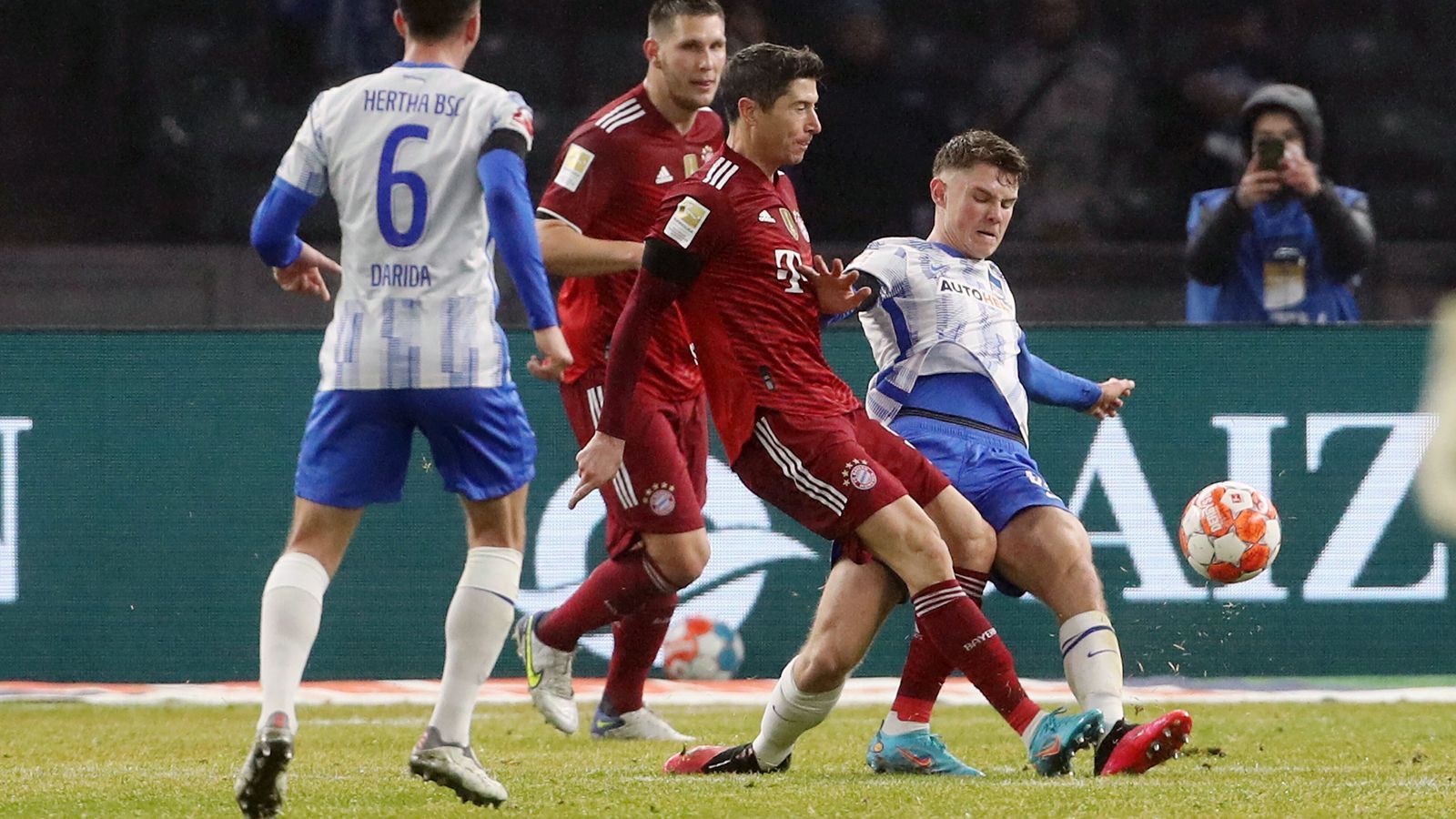 
                <strong>Robert Lewandowski</strong><br>
                Zwei Mal im Pech: Erst scheitert er in der 20. Minute per Hacke aus kurzer Distanz an Schwolow, der in der 36. Minute erneut zur Stelle ist, als Lewandowski mit der Fußspitze noch an eine Flanke kommt. Ansonsten aber ein eher mauer Abend des Polen. ran-Note: 4
              