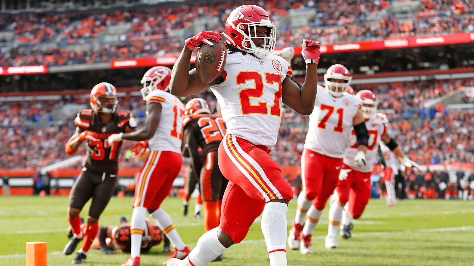 
                <strong>Kareem Hunt</strong><br>
                Nachdem er in seiner Debütsaison 1.327 Yards erläuft und in den Pro Bowl gewählt wird, sorgt Hunt in seinem zweiten Jahr bei den Kansas City Chiefs für negative Schlagzeilen. Im November 2018 veröffentlicht "TMZ" ein Video, auf dem Hunt im Februar desselben Jahres eine Frau bedroht und mehrmals auf sie eintritt. Hunt, der den Vorfall gegenüber den Chiefs herunterspielt, wird kurz danach entlassen und von der NFL für die ersten acht Spiele der folgenden Saison gesperrt. Im Februar 2019 wird er von den Cleveland Browns unter Vertrag genommen und teilt sich seitdem das Backfield mit Star-Running-Back Nick Chubb.
              