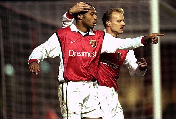 
                <strong>Sturmduo Bergkamp/Henry</strong><br>
                Bei Arsenal wurde der ebenfalls legendäre Dennis Bergkamp zu Henrys Mentor auf dem Platz. Zusammen mit dem Holländer bildete Henry eines der wohl elegantesten Sturm-Duos aller Zeiten. 
              