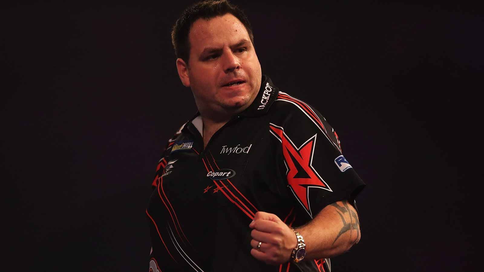 
                <strong>6. Adrian Lewis (3,25 Millionen Euro)</strong><br>
                Mit unter anderem zwei Weltmeistertiteln konnte Adrian Lewis bereits 3,25 Millionen Euro mit Preisgeldern in seinem Leben erzielen. Im Moment liegt der Engländer nur auf Platz 14 der aktuellen PDC-Weltrangliste, da er vergangenes Jahr aufgrund einer Handgreiflichkeit für drei Monate gesperrt wurde und somit keine Turniere spielen konnte.
              