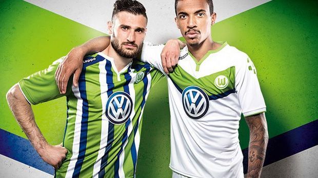 
                <strong>Die neuen Trikots des VfL Wolfsburg</strong><br>
                Der deutsche Vizemeister geht mit diesen beiden Trikots in der neuen Saison auf Punktejagd. Überraschend kam für viele Fans das neue Auswärtstrikot (l.) im "Retro-Design" - laut Verein "in Anlehnung an das Trikot von 1995".
              