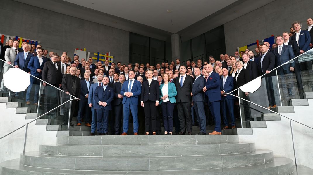 25. Februar 2025, Berlin: AfD-Abgeordnete posieren für ein Gruppenbild nach der konstituierenden Sitzung der AfD-Fraktion im Deutschen Bundestag. 