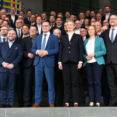 25. Februar 2025, Berlin: AfD-Abgeordnete posieren für ein Gruppenbild nach der konstituierenden Sitzung der AfD-Fraktion im Deutschen Bundestag. 