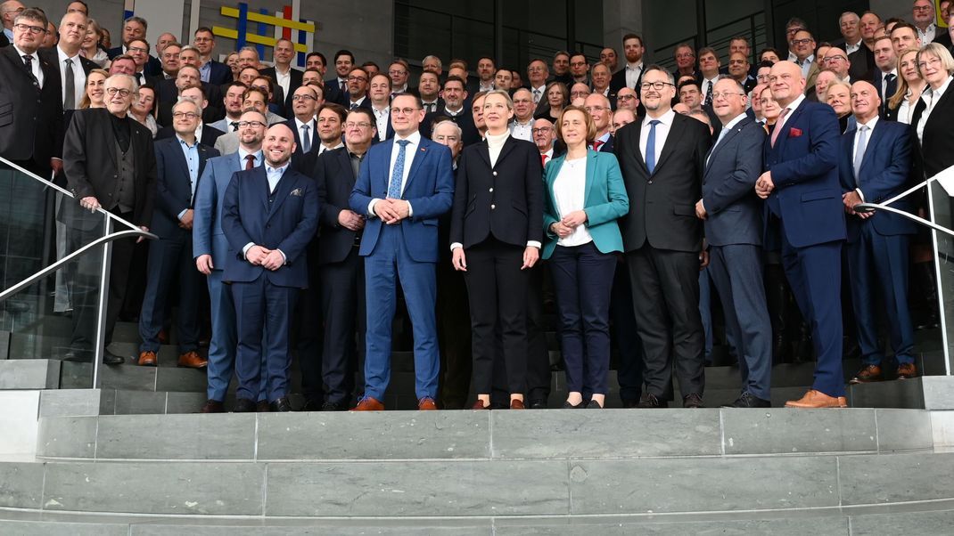 25. Februar 2025, Berlin: AfD-Abgeordnete posieren für ein Gruppenbild nach der konstituierenden Sitzung der AfD-Fraktion im Deutschen Bundestag. 