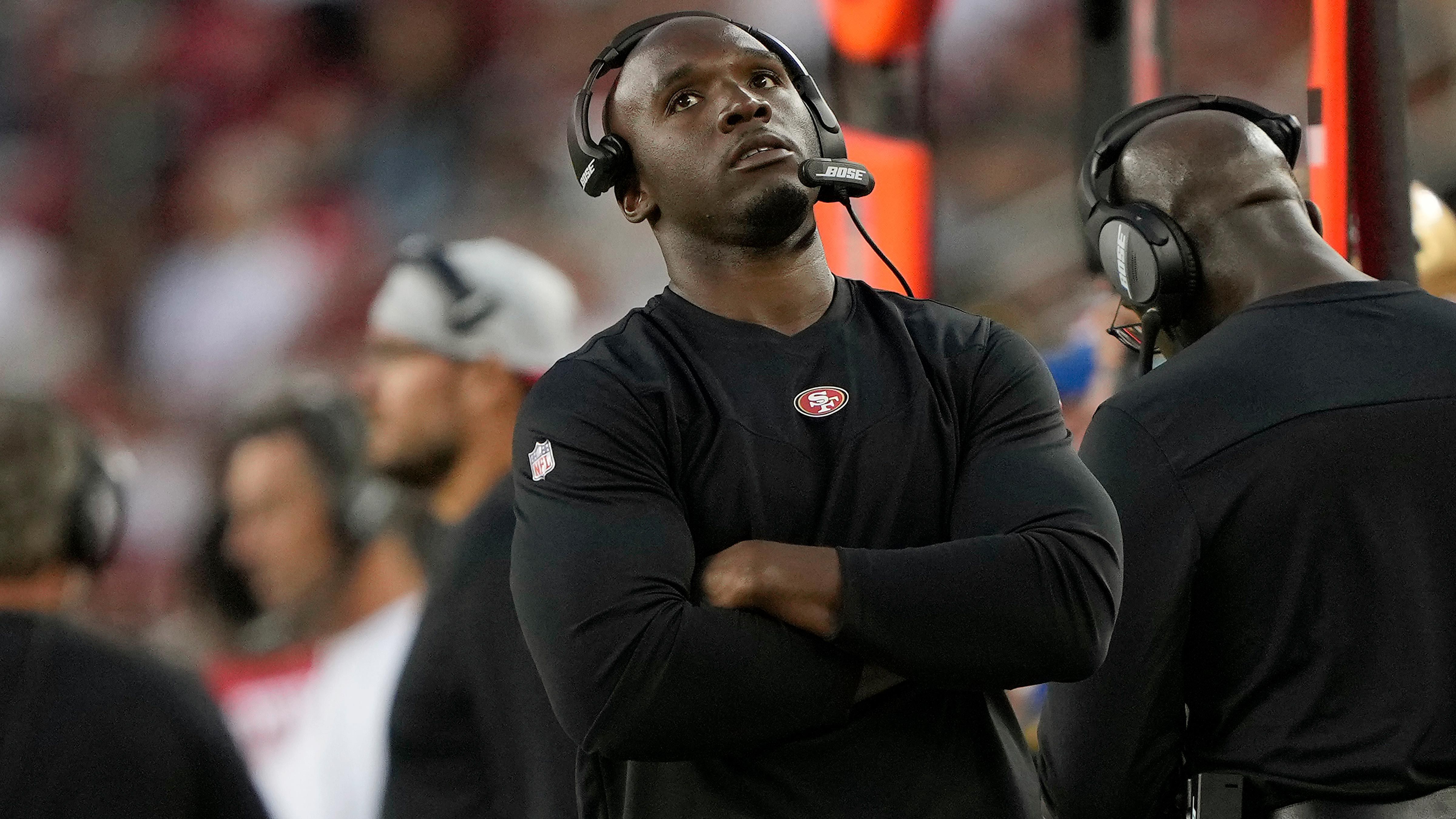 
                <strong>DeMeco Ryans</strong><br>
                Eine etwas überraschende Lösung wäre es, DeMeco Ryans als Head Coach zu installieren. Aber der Defensive Coordinator leistet bei den San Francisco 49ers herausragende Arbeit und zählt ebenfalls zu den am heißesten umworbenen NFL-Koordinatoren. Unter ihm lassen die 49ers nur 15,3 Punkte pro Spiel zu - Top-Wert in der Liga. Auch ihn wird Broncos-CEO Greg Penner im Auge behalten.
              