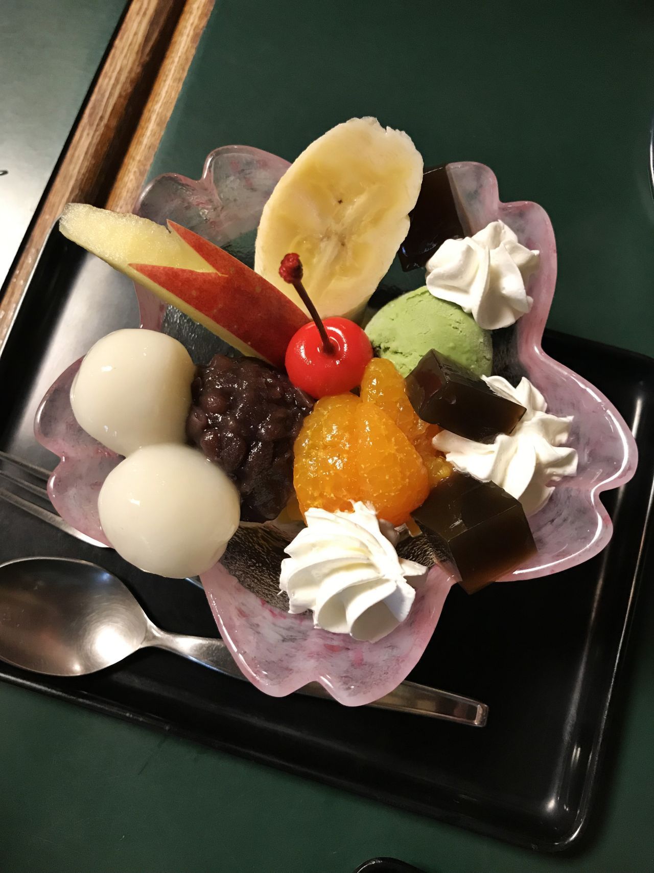 Interessiert dich die Bohne? Dann probier mal Anmitsu. Das japanische Dessert kombiniert Bohnen mit Früchten - dazu schmeckt Eis. 