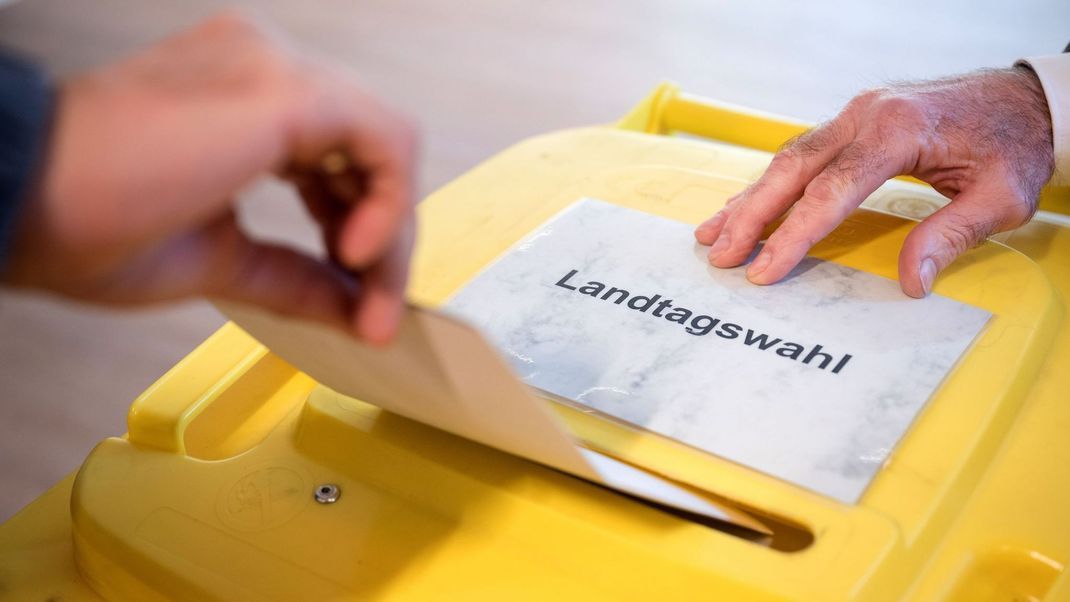 Viele Menschen nehmen an der Wahl in Brandenburg teil.