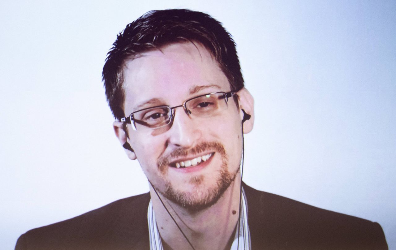 Whistleblower Edward Snowden hielt sich 2013 auf der Flucht vor den US-Behörden in Hongkong auf, als die USA seine Auslieferung beantragten. Doch Snowden konnte weiter nach Russland fliehen und bekam dort Asyl. Russland hat zudem angekündigt, Snowden nicht an die USA auszuliefern.