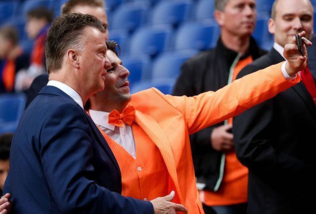 
                <strong>Verrückt, sexy, skurril: Fans in Brasilien</strong><br>
                Die verrückten Oranje-Anhänger stimmen sogar den sonst so knorrigen Louis van Gaal milde. Dieser Mann im orangenen Anzug ergattert sogar ein Selfie mit dem Elftal-Coach.
              