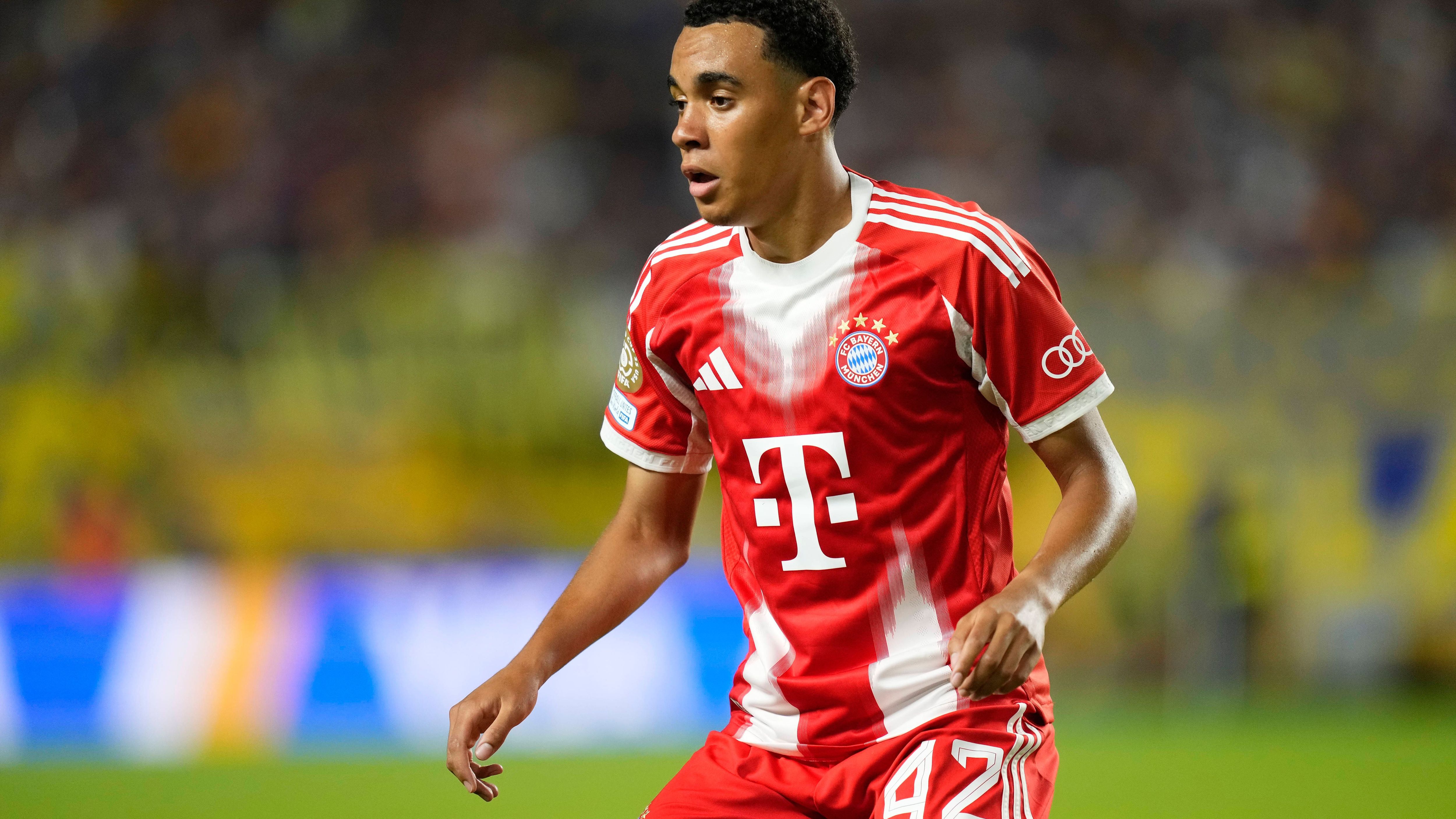 <strong>Jamal Musiala und Co.: Diese Spieler trugen beim FC Bayern die 10</strong><br>
                Nach dem Abgang von Leroy Sane ist jetzt offiziell, dass Jamal Musiala seine Rückennummer 10 bekommt. Doch welche Spieler trugen zuvor die traditionell begehrte Nummer beim FC Bayern? Ein Überblick.