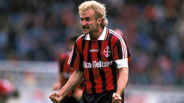 
                <strong>Rudi Völler anno 1995</strong><br>
                Ausklingen lies Rudi Völler seine Karriere bei Bayer Leverkusen. 1996 verkündete "Tante Käthe" das Ende seiner Laufbahn, um anschließend als Sportdirektor bei der "Werkself" weiterzuarbeiten.
              