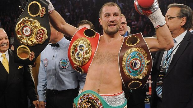 
                <strong>Sergey Kovalev</strong><br>
                Sergey Kovalev (Halbschwergewicht, Superchampion WBA, Weltmeister IBF, WBO, 28-0-1, 25 K.o.): Der "Kurze" mit der hohen K.o.-Quote hat gute und große Namen geschlagen: Nathan Cleverly, Jean Pascal und Bernard Hopkins haben bereits mit der Schlagkraft des Russen Bekanntschaft gemacht. Nächster Kampf: 30. Januar 2016 vs. Jean Pascal. 
              