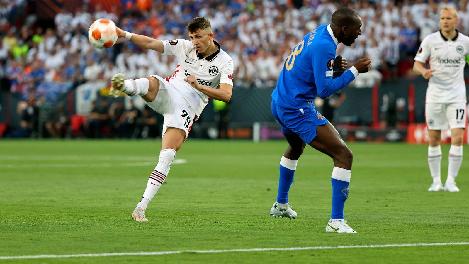 
                <strong>Jesper Lindström</strong><br>
                Zeigte von Anfang an große Spielfreude sowie Leichtigkeit und spielte dem ein oder anderen Rangers-Verteidiger Knoten in die Beine. Gleich nach Wiederanpfiff landete sein abgefälschter Schuss beinahe im Tor. Er wurde vorzeitig von Jens Petter Hauge ersetzt ran-Note: 2
              