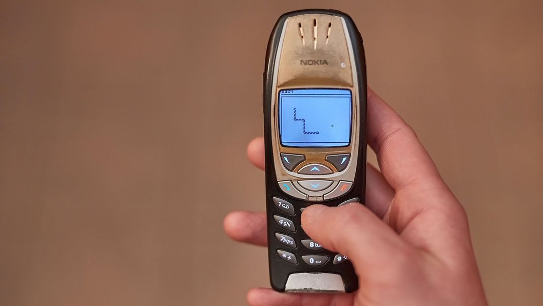 Kein Touchscreen, dafür unkaputtbar: das Nokia Handy.