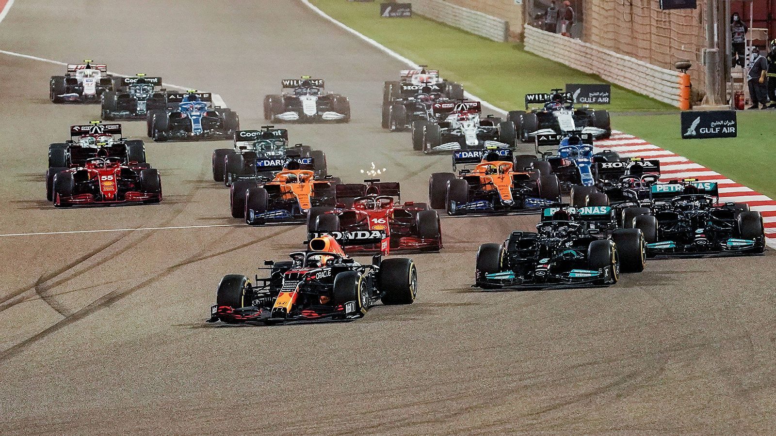 
                <strong>Ferrari, McLaren, AlphaTauri: Wer macht sich als dritte Kraft breit?</strong><br>
                In Bahrain knüpfte McLaren prompt an die gute Leistung aus der Vorsaison an. Doch auch Ferrari zeigte sich zur Katastrophen-Saison 2020 verbessert. AlphaTauri überzeugte im vor allem im Qualifying. Kurzum: Das Mittelfeld in der Formel 1 ist hoch spannend und wird auch in Imola für einige spektakuläre Zweikämpfe sorgen.
              