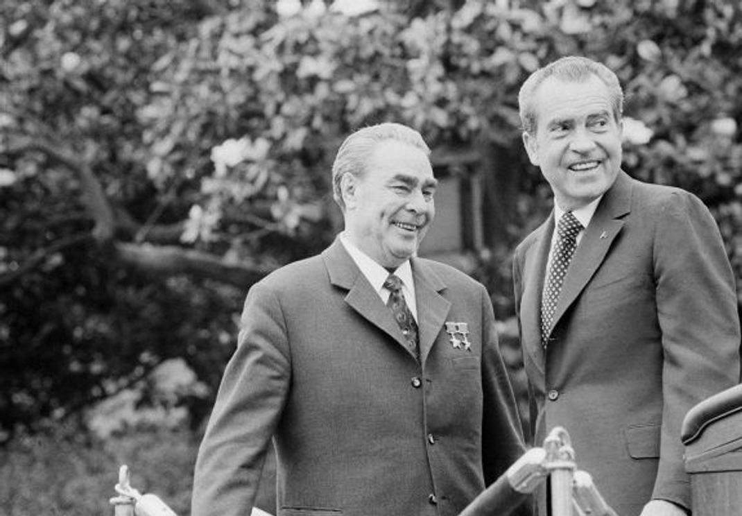 US-Präsident Richard Nixon (rechts) und der sowjetische Führer Lenoid Breschnew trafen sich zwischen 1973 und 1975 immer wieder zu Gesprächen.