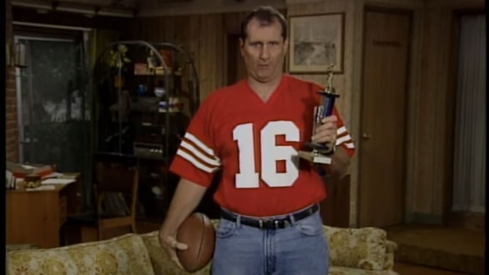 
                <strong>Kansas City Chiefs - Al Bundy ("Eine schrecklich nette Familie")</strong><br>
                Vater Al Bundy ist großer NFL-Fan und unterstützt offenbar die Kansas City Chiefs. So grüßt der Familienvater in einer Sequenz die Chiefs und bietet sich als Ersatz-Quarterback an, sollte einer der etablierten Starter ausfallen. Er hebe sich dabei von den anderen Chiefs-Quarterbacks ab, da er etwas habe, was diese nicht hätten: nämlich eine Polk High School Homecoming Championship Trophy. Diese bekam er nachdem er in seiner Jugend einmal vier Touchdowns in einem Spiel erzielen konnte. Auch Darsteller Ed O'Neill hätte es beinahe in die NFL geschafft: Die Pittsburgh Steelers nahmen O'Neil als Undrafted Free Agent unter Vertrag, allerdings schaffte es der Defensive Lineman nicht in den endgültigen Kader des Teams.Al Bundy bietet sich bei den Chiefs an: https://www.youtube.com/watch?v=fLTZHwV-eaw
              