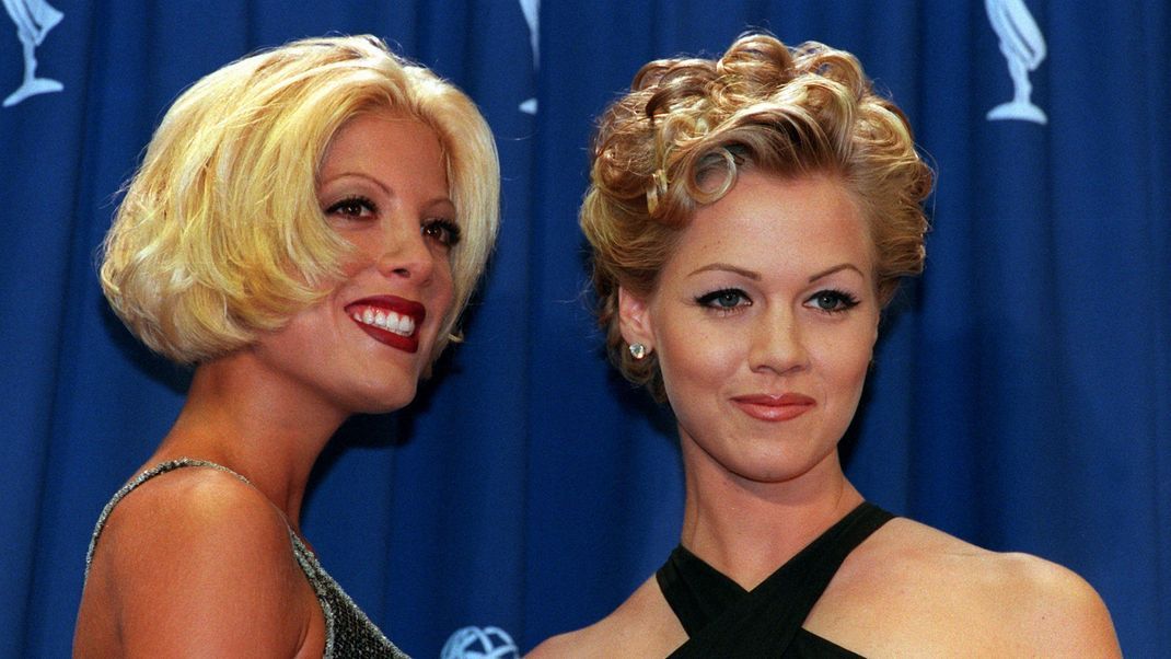 Auch heute noch befreundet: Tori Spelling und Jennie Garth treffen sich 2022 wieder im Strandhaus der Erfolgsserie "<strong>Beverly Hills, 90210</strong>" zur Aufnahme ihres Podcasts "90210MG".