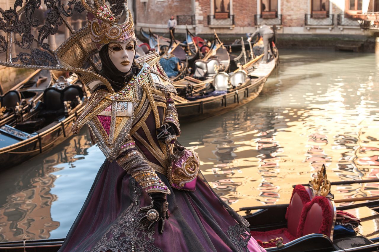 Der venezianische Karneval ist eine der bekanntesten der Welt. Verkleidet mit bunten Karnevalsmasken und einmaligen Kostümen lassen die Menschen die Stadt erstrahlen.