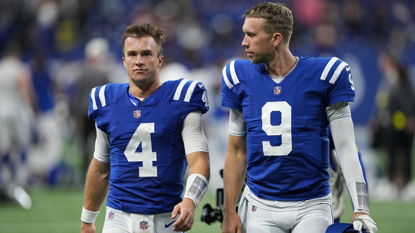 
                <strong>Indianapolis Colts (AFC South)</strong><br>
                Durch den Sieg der Jacksonville Jaguars über die New York Jets (19:3) können die Indianapolis Colts endgültig die Playoff-Hoffnungen begraben. Mit einer Bilanz von 4-9-1 liegen die Colts drei Siege hinter den in der AFC South zweitplatzierten Jaguars sowie den führenden Tennessee Titans. Damit findet eine turbulente Saison inklusive Trainerentlassung und regelmäßigen Quarterback-Wechseln bereits frühzeitig ihren Abschluss. Zuletzt stand Indianapolis 2020 in den Playoffs, damals setzte es in der Wild Card Round eine 24:27-Pleite gegen die Buffalo Bills.
              