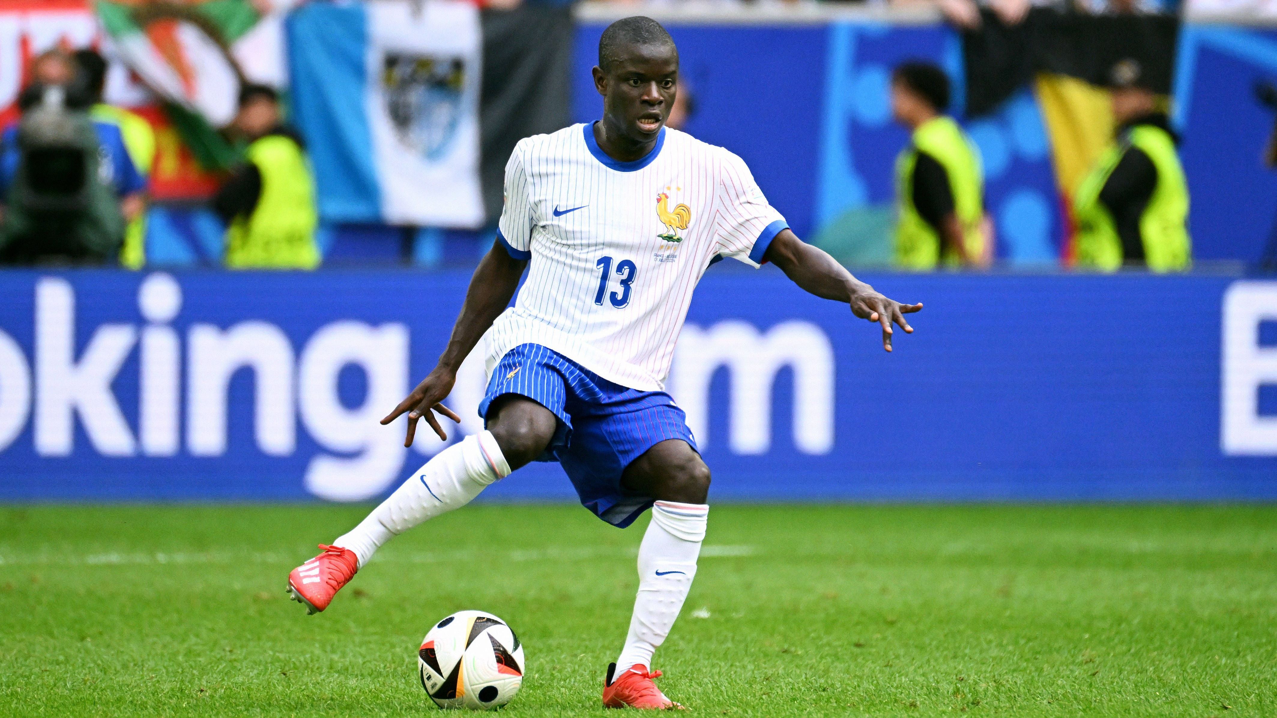 <strong>N'Golo Kante</strong><br>Mehr oder weniger aus dem Nichts tauchte der Mann von Al-Ittihad wieder auf der europäischen Bühne auf und knüpfte nahtlos an die Premier-League-Leistungen bei Chelsea und Leicester an. In der Gruppenphase glänzte der 33 Jahre alte Abräumer gegen Österreich und die Niederlande, gegen Belgien im Achtelfinale blieb der Franzose zugegebenermaßen etwas unauffällig.