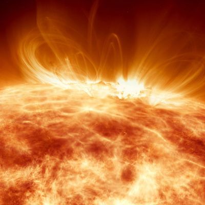 Die Sonne sendet konstant Strahlung und geladene Teilchen in den Weltraum