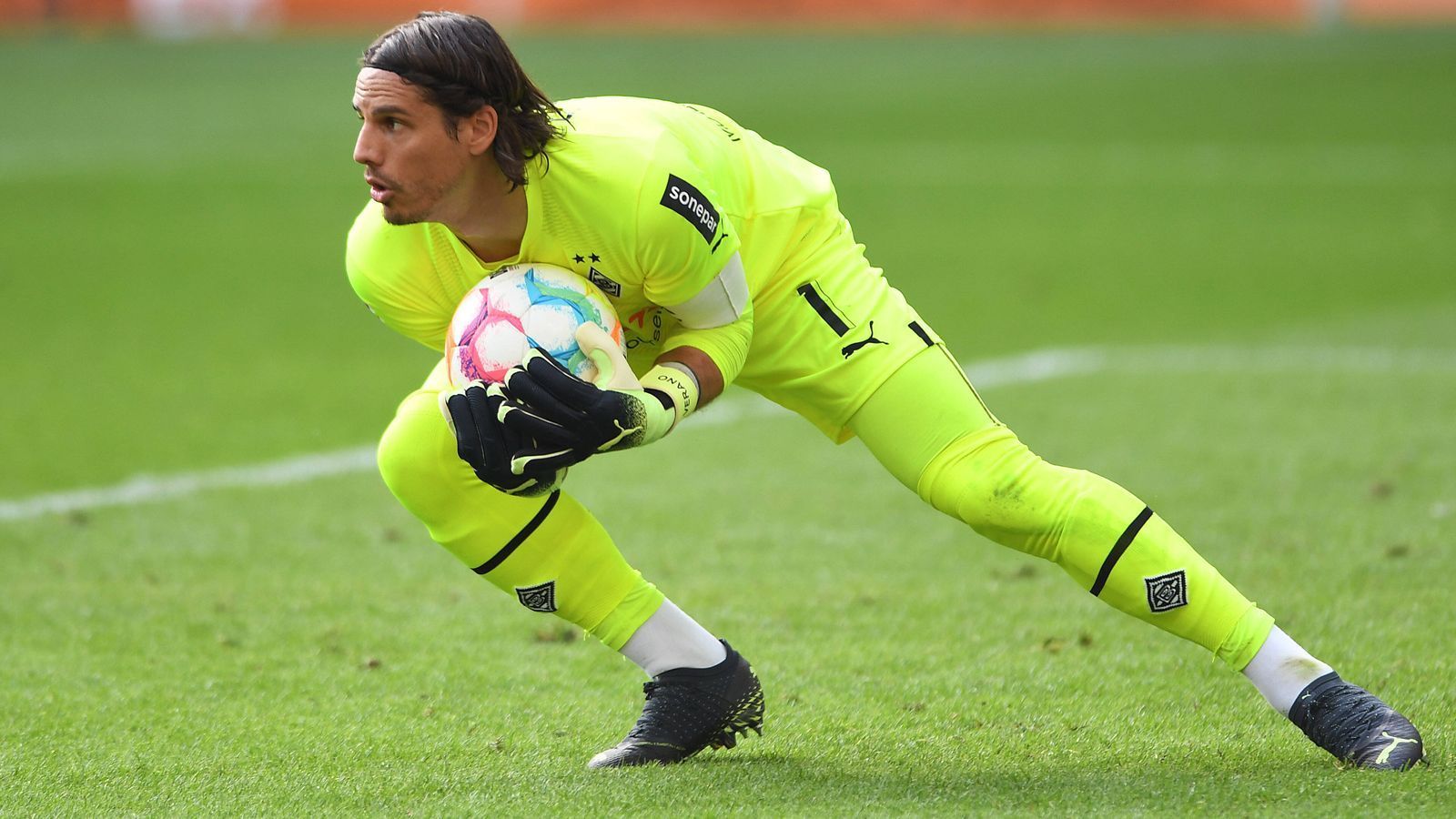 
                <strong>5. Spieltag: Yann Sommer ist neuer, ausländischer Rekord-Keeper</strong><br>
                Für Gladbachs Keeper Yann Sommer gab es nach seiner Topleistung beim 1:1 in München auch einen Spieltag später wieder einen Rekord. Der Schweizer bestritt am fünften Spieltag bei der 0:1-Pleite gegen Mainz bereits sein 267. Bundesliga-Spiel. Damit ist er nun jener ausländische Torhüter der Bundesliga-Geschichte, der die meisten Partien in Deutschlands Fußball-Oberhaus bestritten hat. Er löste den früheren Lauterer Ronnie Hellström (266 Bundesliga-Spiele) ab. (Quelle: optafranz/twitter)
              