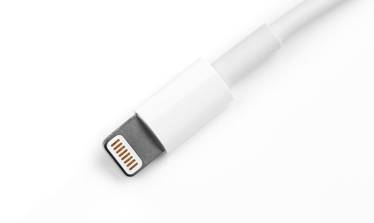 Lightning ist bisher der typische Connector von Apple. Die Technik gibt es seit 2012. Typisch sind die dünne Bauweise und acht Kontakte.