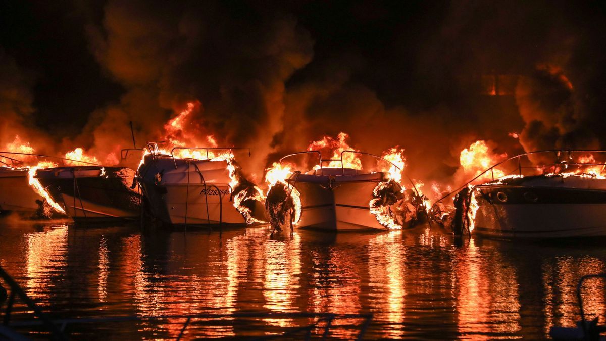Brennender Jachthafen in Istrien