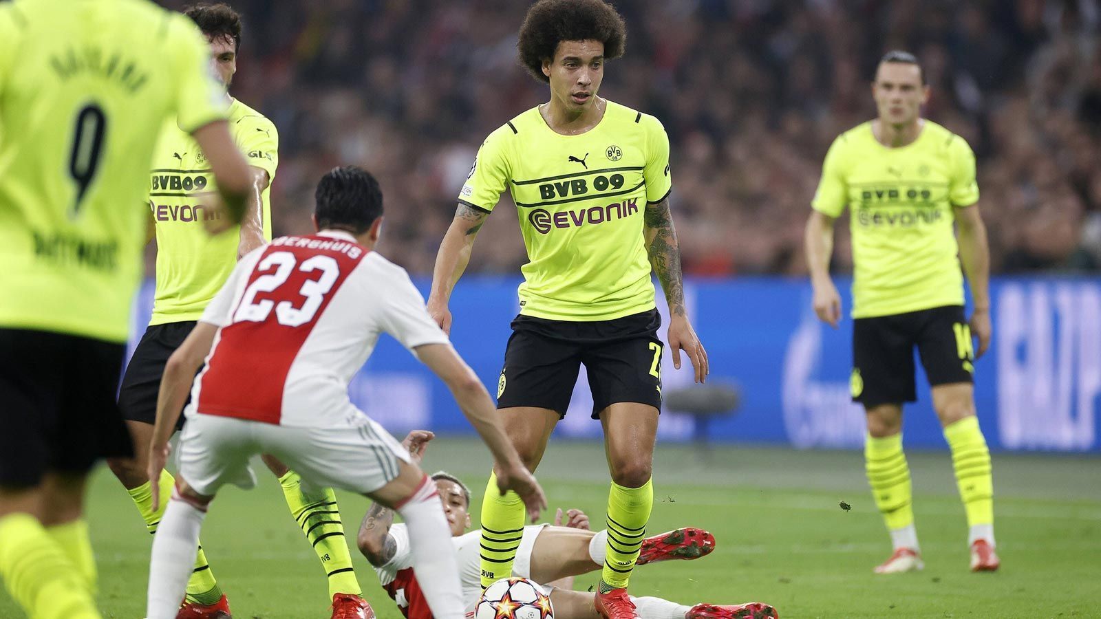 
                <strong>Axel Witsel</strong><br>
                Bekommt überhaupt keinen Zugriff und erfüllt seine Rolle des Taktgebers dadurch nicht. Lässt die Innenverteidiger häufig in ihrer Not alleine. Schafft es auch nicht, die Mannschaft nach dem Rückstand mitzureißen. Sieht in der 41. Minute Gelb nach einem Foul an Tadic an der Strafraumgrenze und zwingt dadurch Kobel beim folgenden Freistoß zur Glanzparade. ran-Note: 5
              