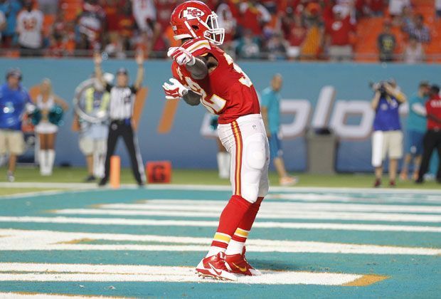 
                <strong>Miami Dolphins - Kansas City Chiefs 15:34</strong><br>
                Großer Jubel bei den Kansas City Chiefs. Nach den Abreibungen gegen Tennessee und Denver gelingt der Truppe um Cyrus Gray in Miami der erste Saisonsieg. Zwar müssen die Chiefs kurzzeitig zittern...
              