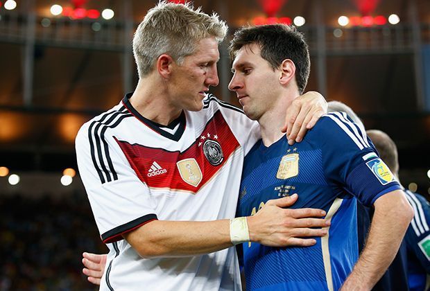 
                <strong>Schweinsteiger und Messi</strong><br>
                Auch nach seinem größten Triumph als Spieler hat Schweinsteiger Zeit und warme Worte für den Gegner. Nicht ganz so sensibel zeigt sich ...
              