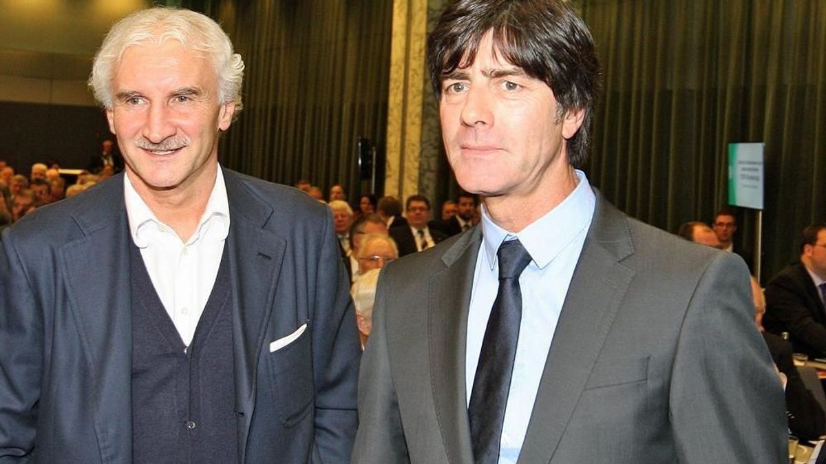 Rudi Völler (l.) unterstützt Joachim Löw (r.)
